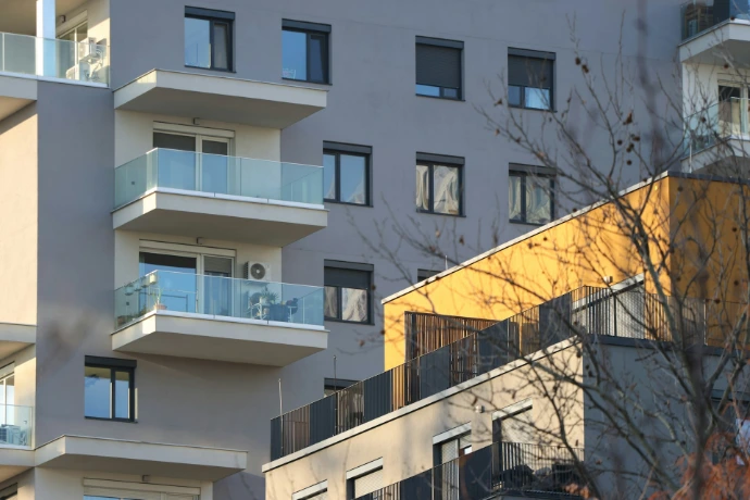 An apartment building with balconies and balconies on the balconies